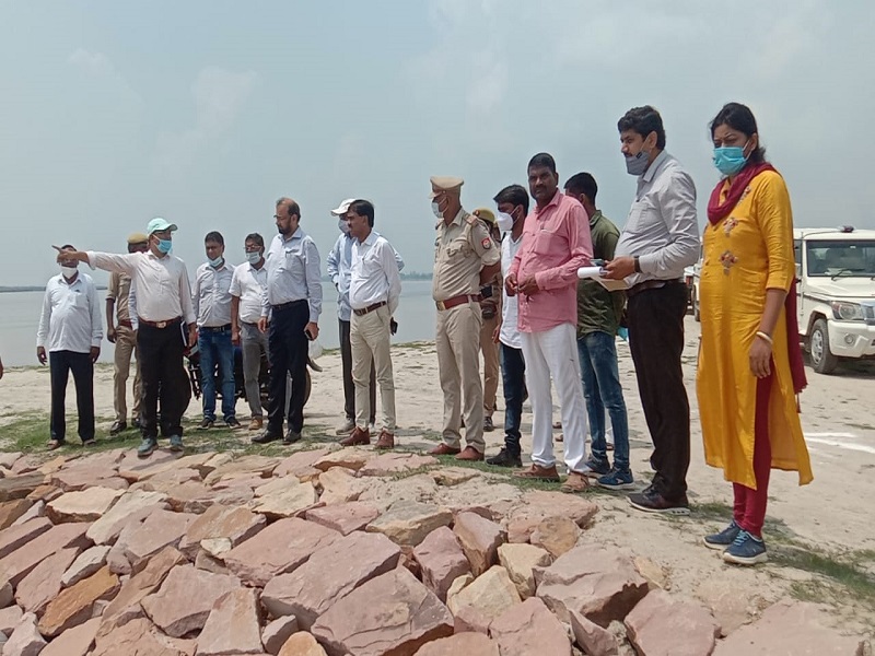 Flood In Basti: बस्ती में बाढ़ के बीच धरमूपुर बंधे का निरीक्षण